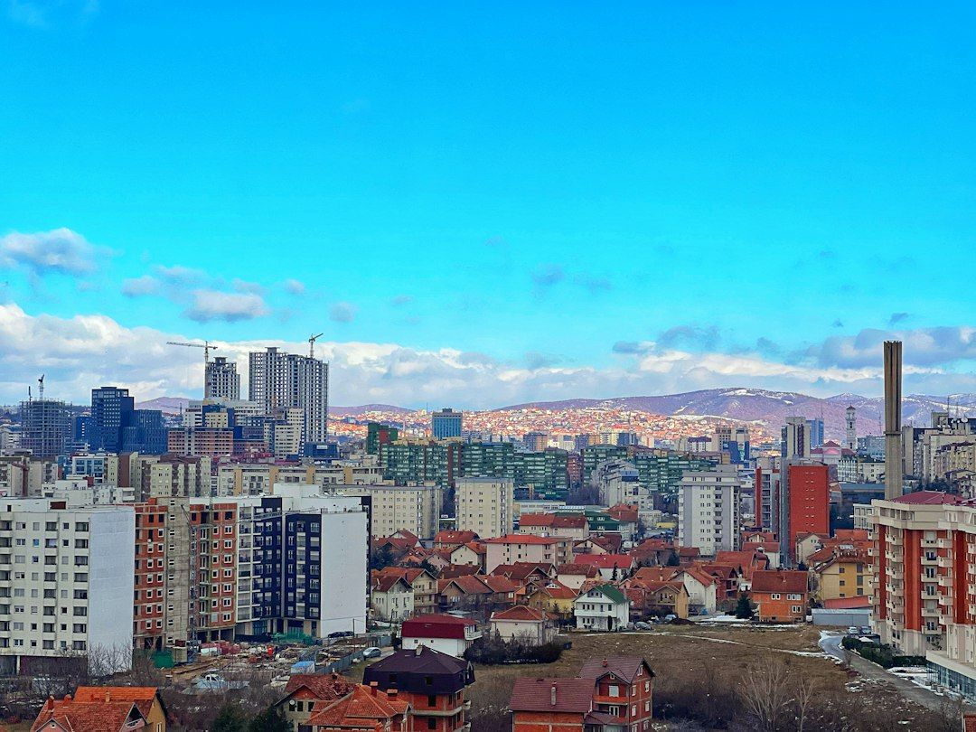Pamje e qytetit me ndërtesa të larta banimi